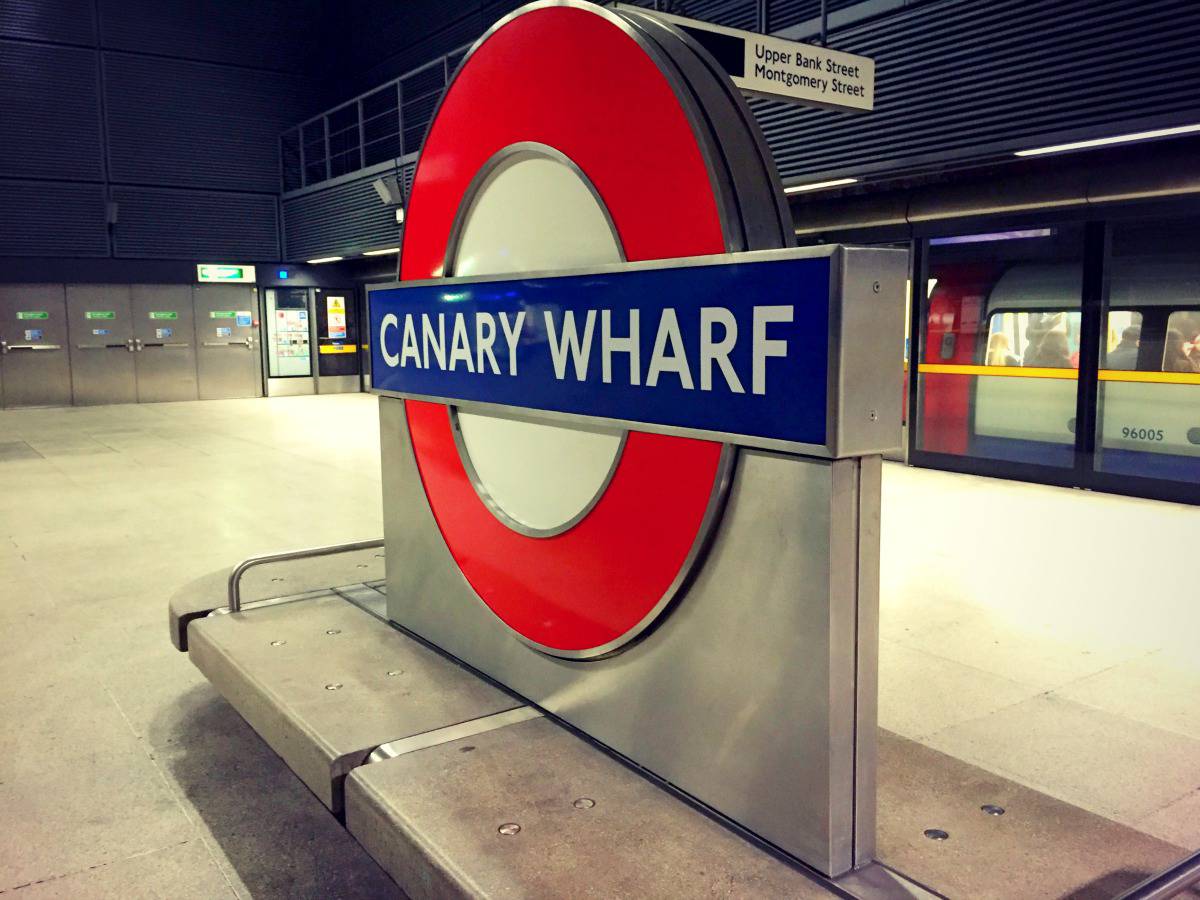 canary wharf tube sign