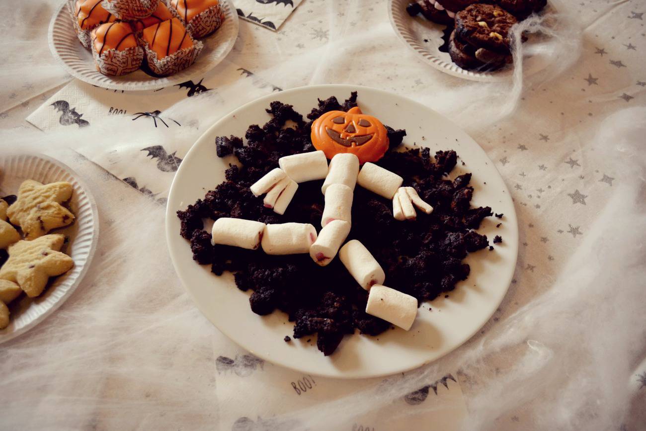 halloween treat table 