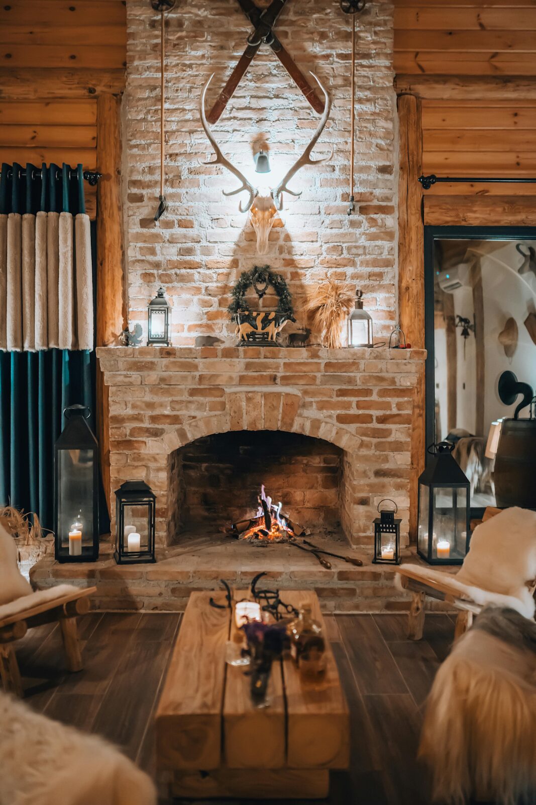 https://www.pexels.com/photo/rustic-living-room-with-brick-fireplace-18091222/