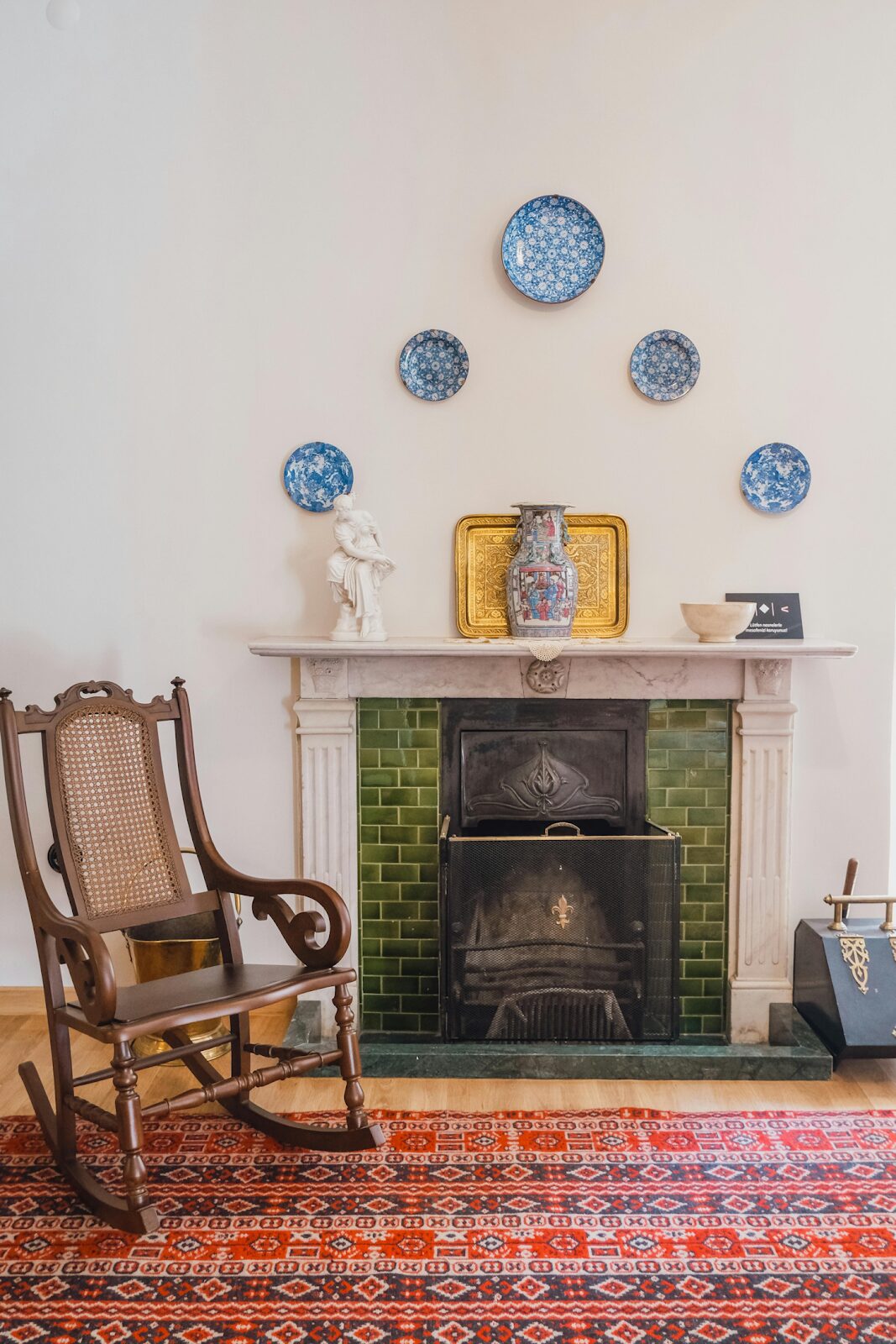 https://www.pexels.com/photo/rocking-chair-near-fireplace-in-cozy-home-17596578/